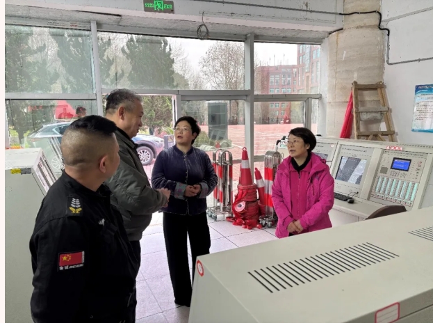 学校主要领导看望慰问春节在岗工作人员